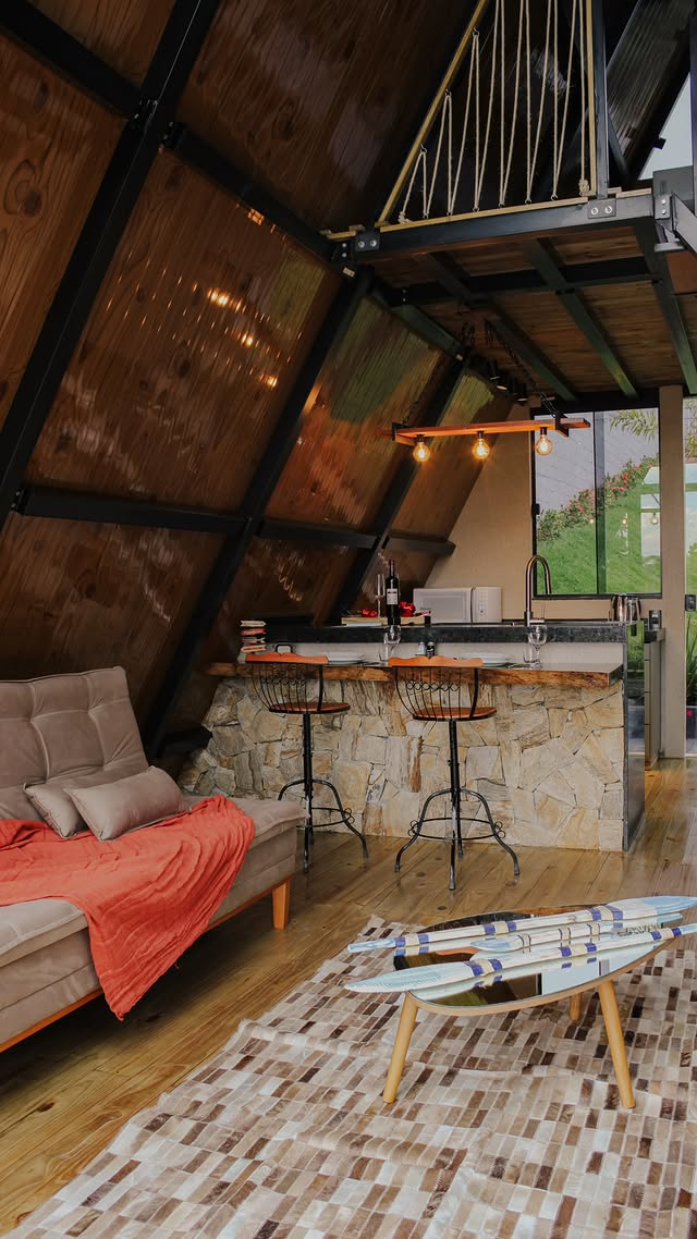 Sala de estar do chalé família com mezanino